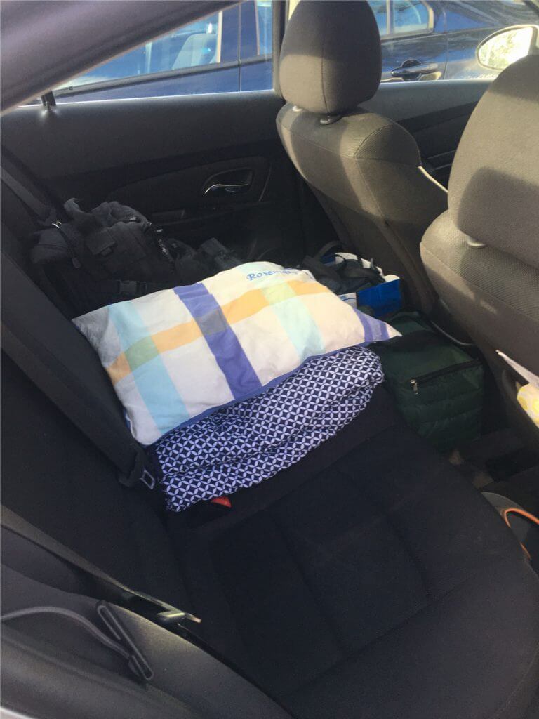 selimut di dalam mobil