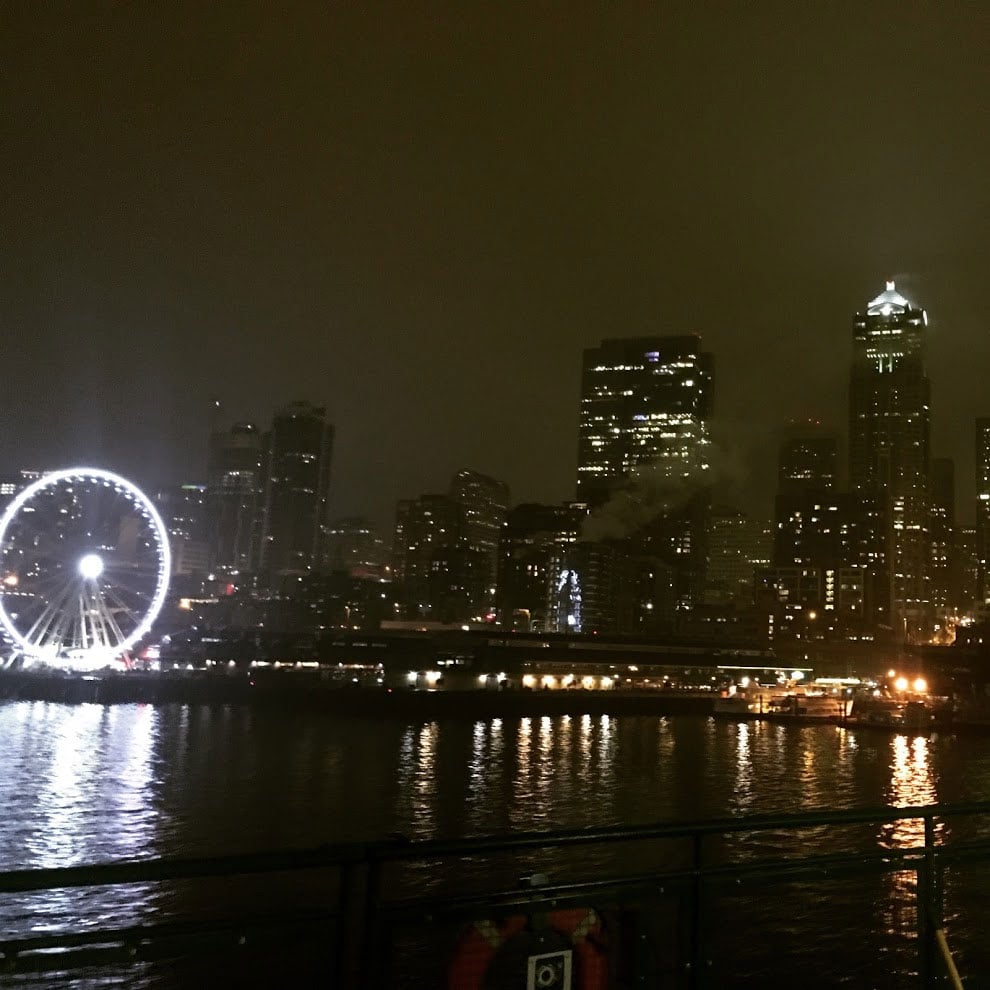 Langit Seattle di malam hari